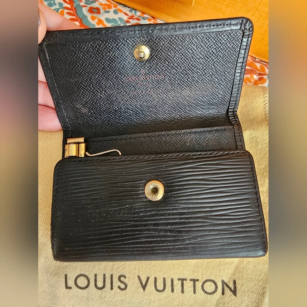 Louis Vuitton Black Epi 6 Key Holder - Picture 4 of 9